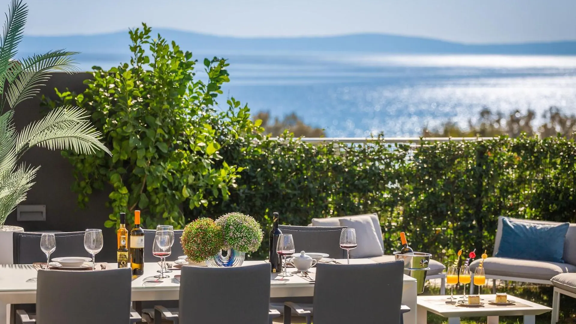 Villa Enjoyer - Seafront Apartment With Private Heated Pool And Terrace Split Croácia