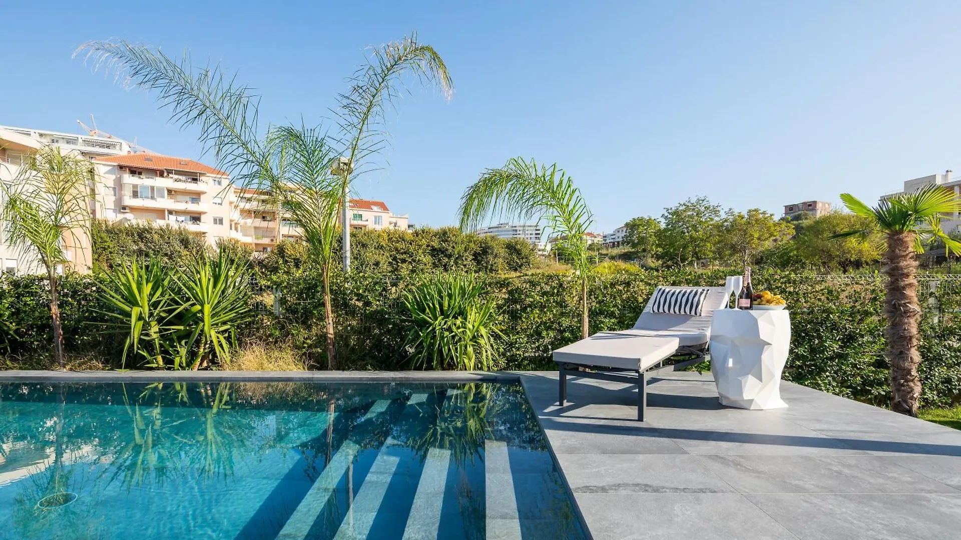Enjoyer - Seafront Apartment With Private Heated Pool And Terrace Split 0*,