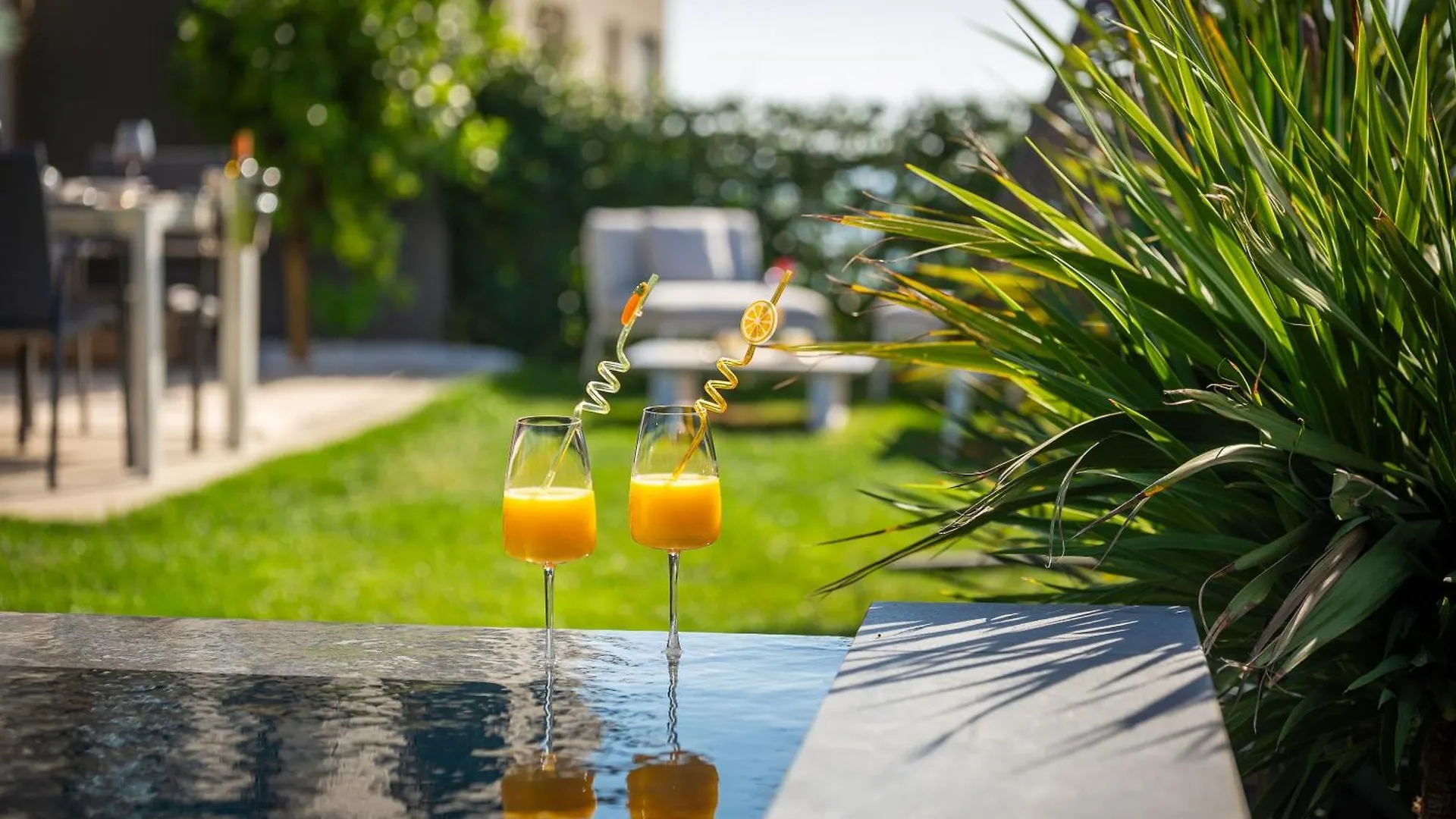 Villa Enjoyer - Seafront Apartment With Private Heated Pool And Terrace Split