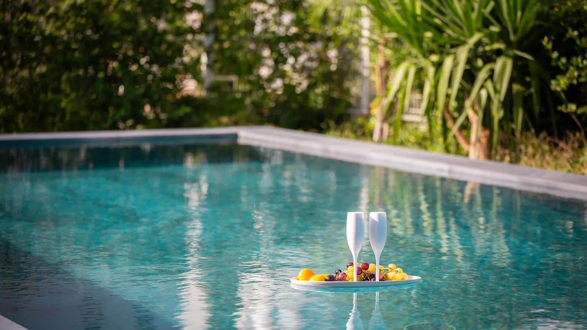 Villa Enjoyer - Seafront Apartment With Private Heated Pool And Terrace Split