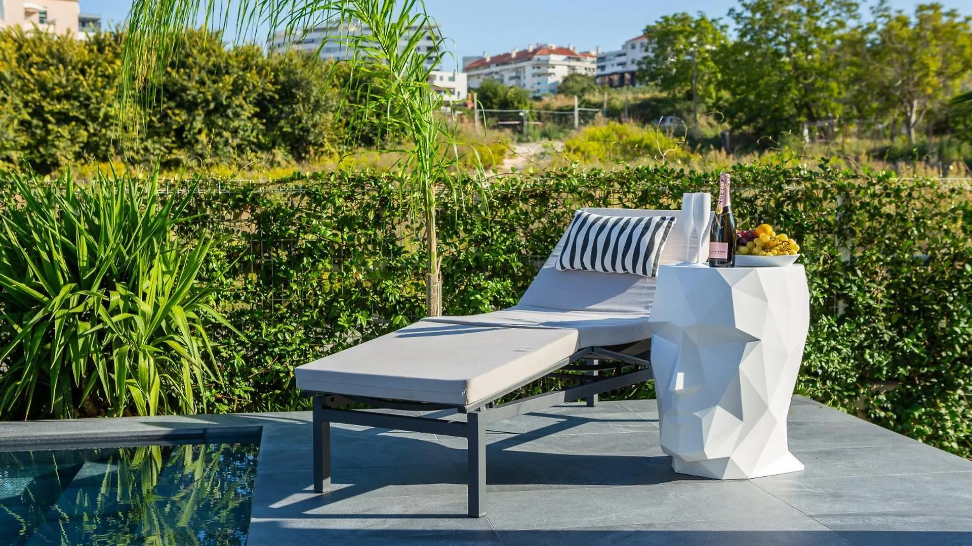 Villa Enjoyer - Seafront Apartment With Private Heated Pool And Terrace Split