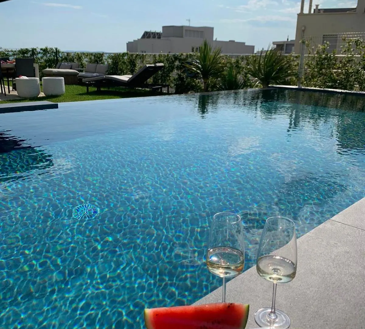 Villa Enjoyer - Seafront Apartment With Private Heated Pool And Terrace Split Croácia