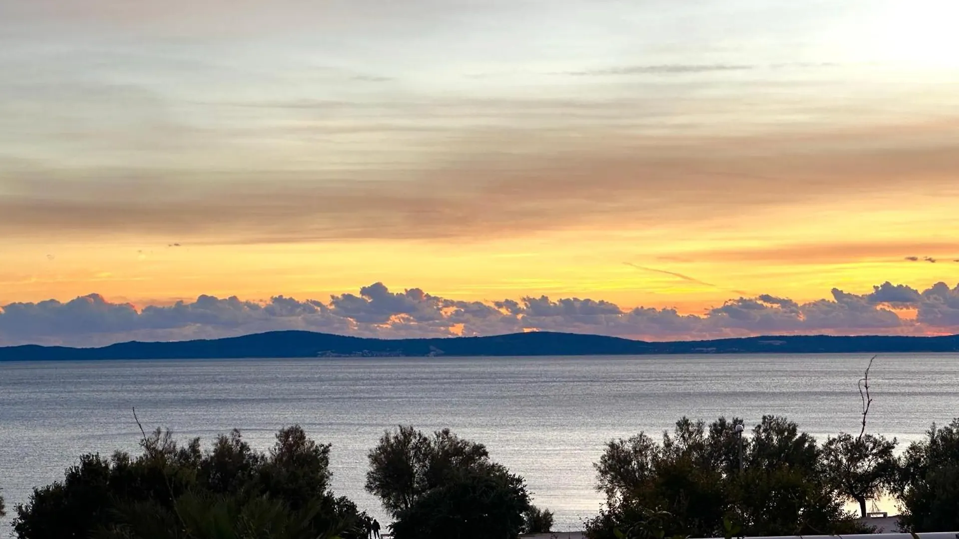 Villa Enjoyer - Seafront Apartment With Private Heated Pool And Terrace Split