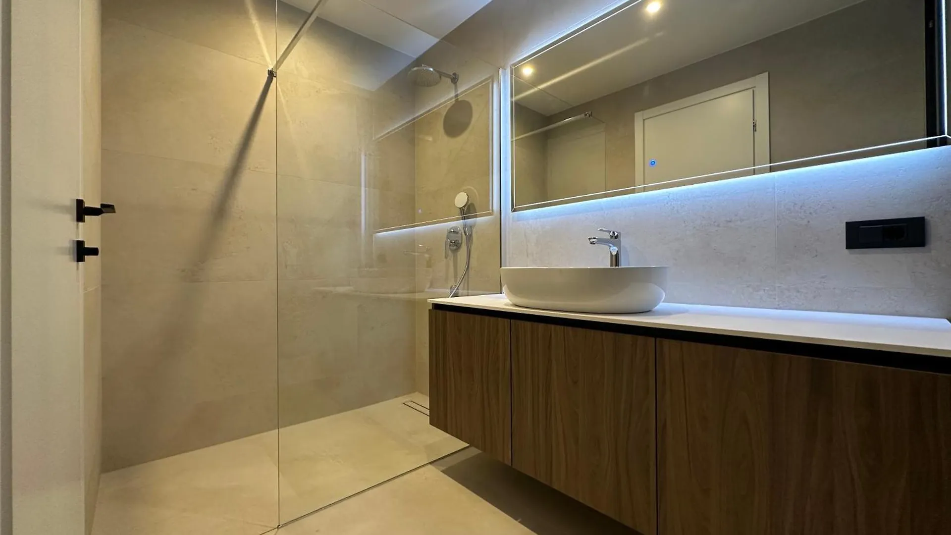 Villa Enjoyer - Seafront Apartment With Private Heated Pool And Terrace Split