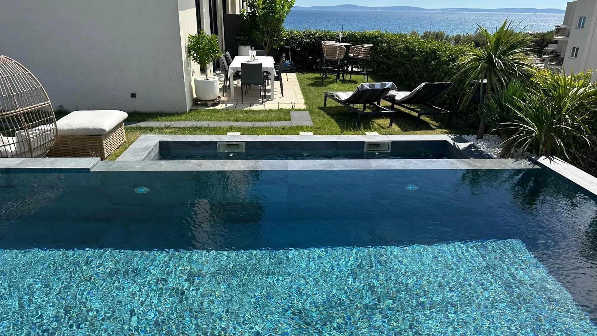 Enjoyer - Seafront Apartment With Private Heated Pool And Terrace Split