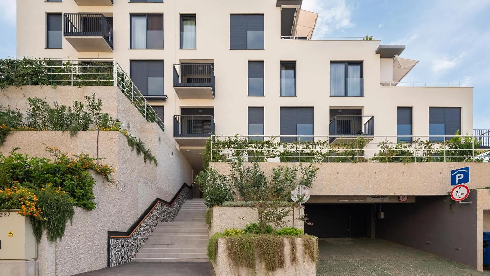 Enjoyer - Seafront Apartment With Private Heated Pool And Terrace Сплит Хорватия