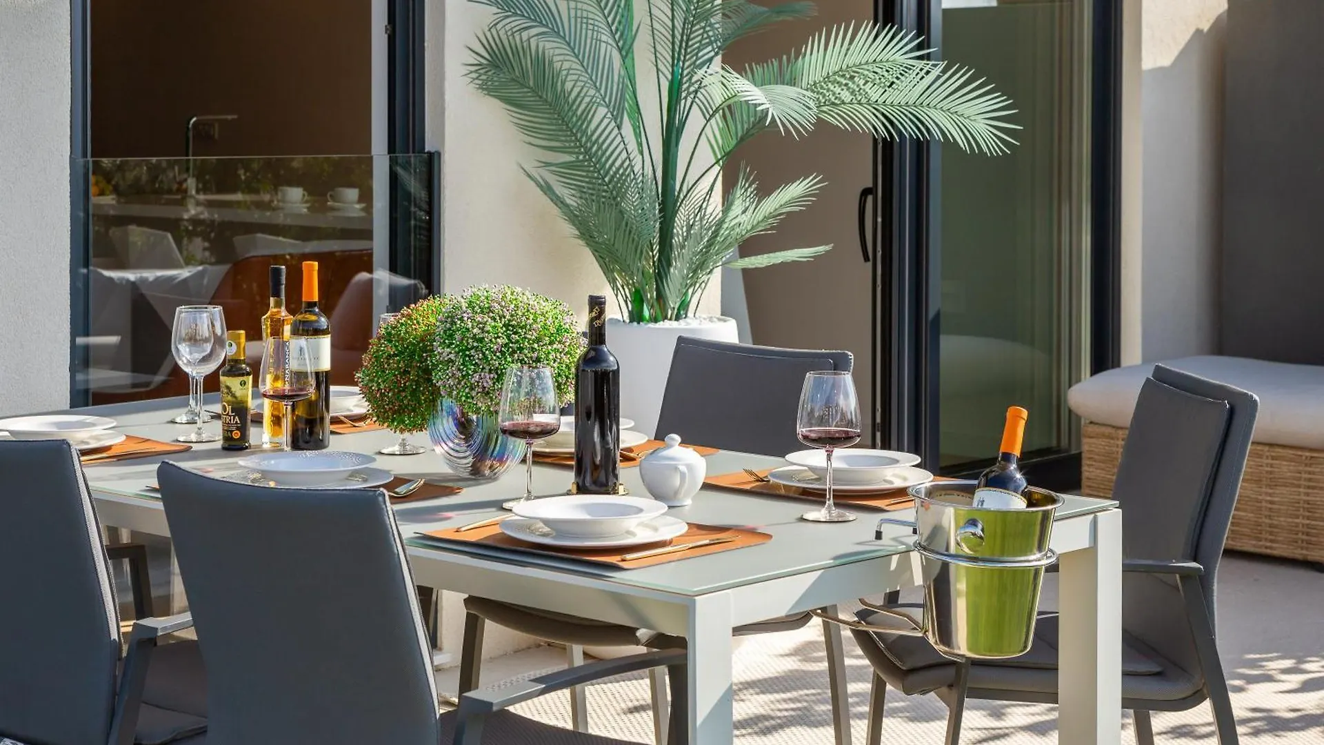 Enjoyer - Seafront Apartment With Private Heated Pool And Terrace Сплит