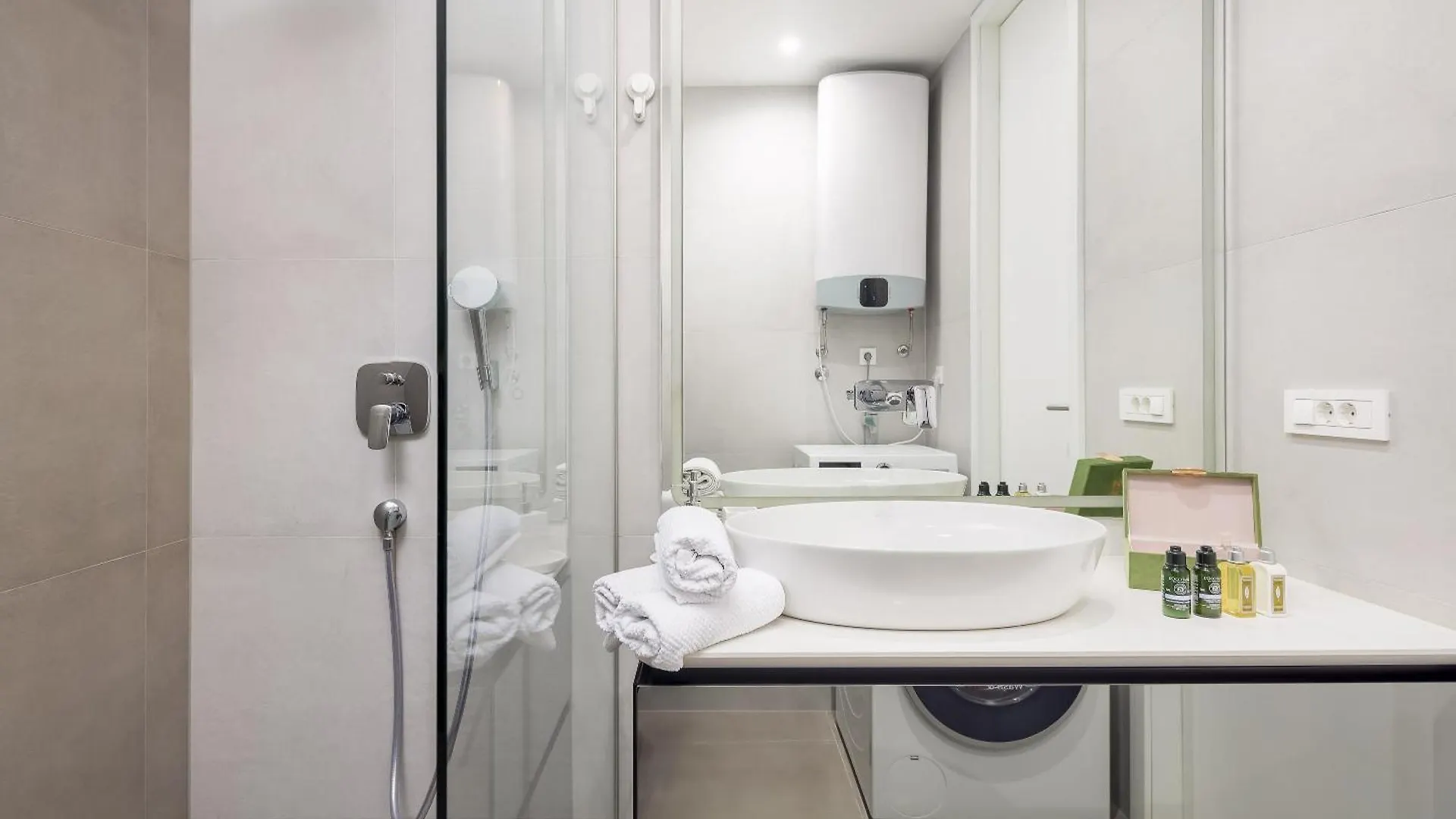 Enjoyer - Seafront Apartment With Private Heated Pool And Terrace Сплит Хорватия