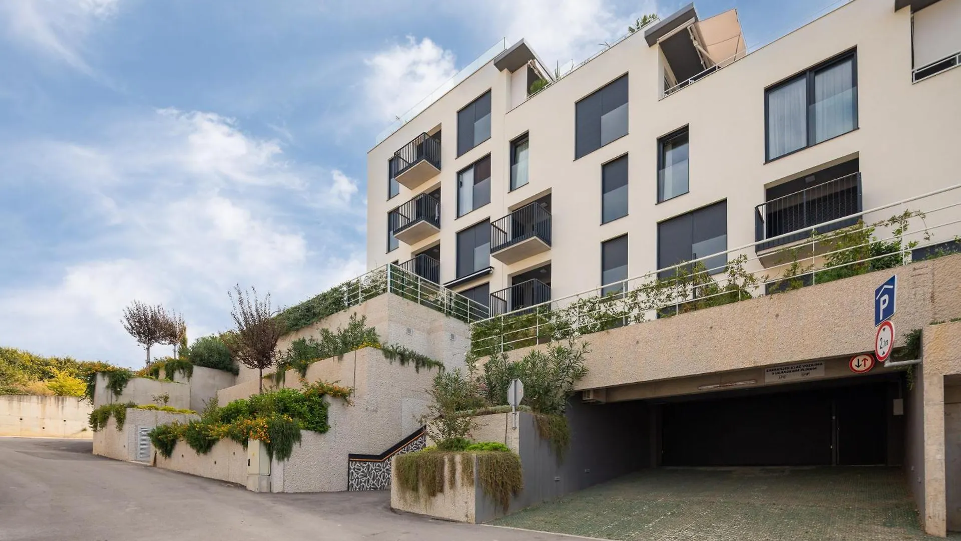 Enjoyer - Seafront Apartment With Private Heated Pool And Terrace Spalato