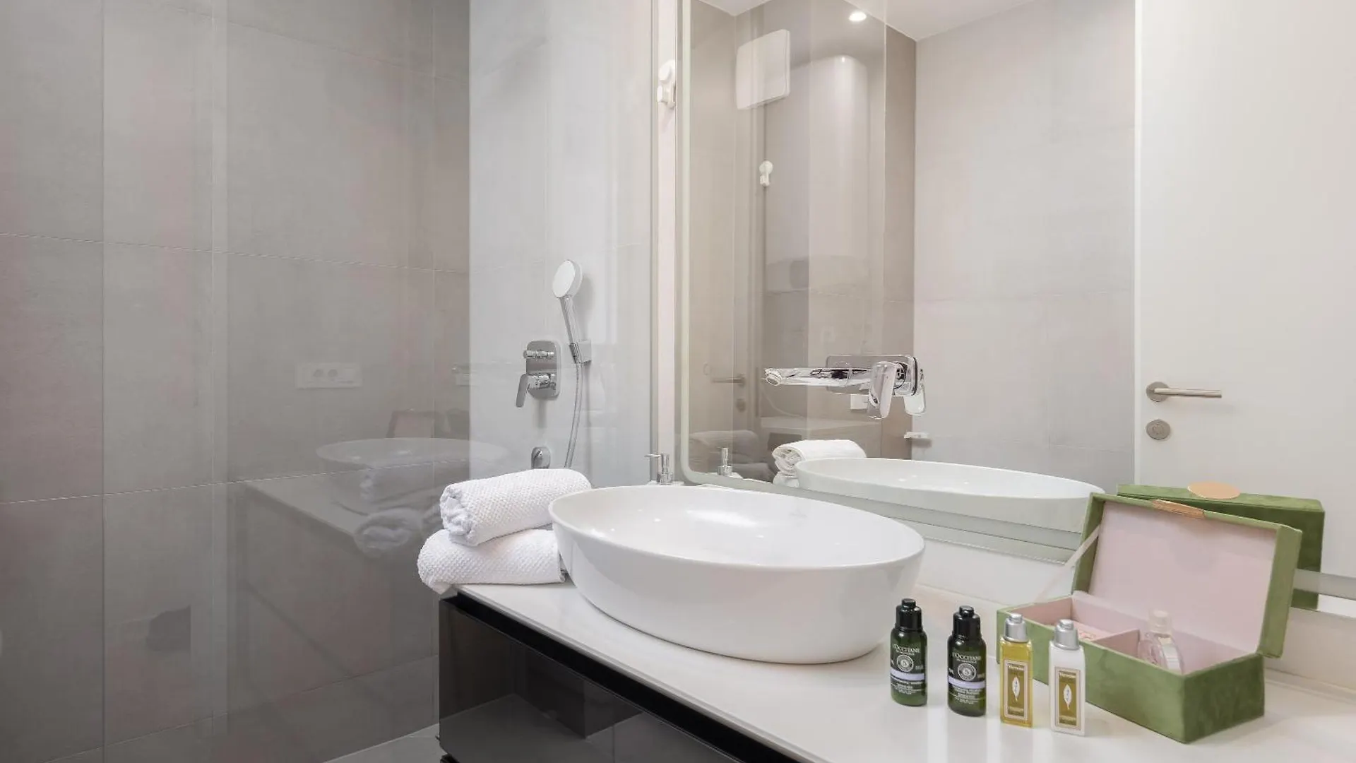 Вилла Enjoyer - Seafront Apartment With Private Heated Pool And Terrace Сплит