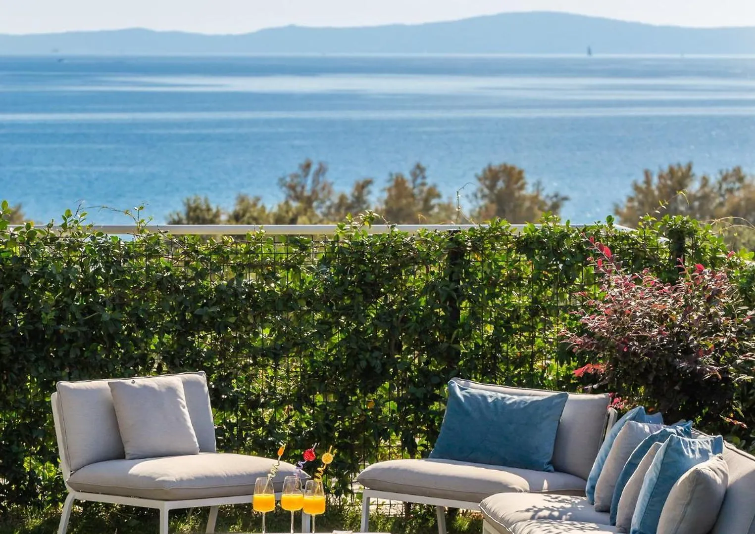 Вилла Enjoyer - Seafront Apartment With Private Heated Pool And Terrace Сплит